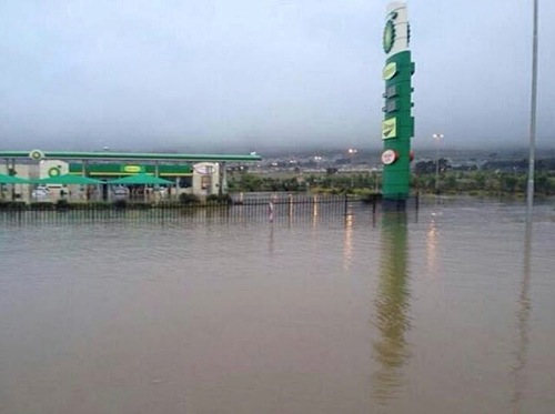 The flooded N2 just outside Somerset West was a veritable river on the evening of 15 November, 2013.
